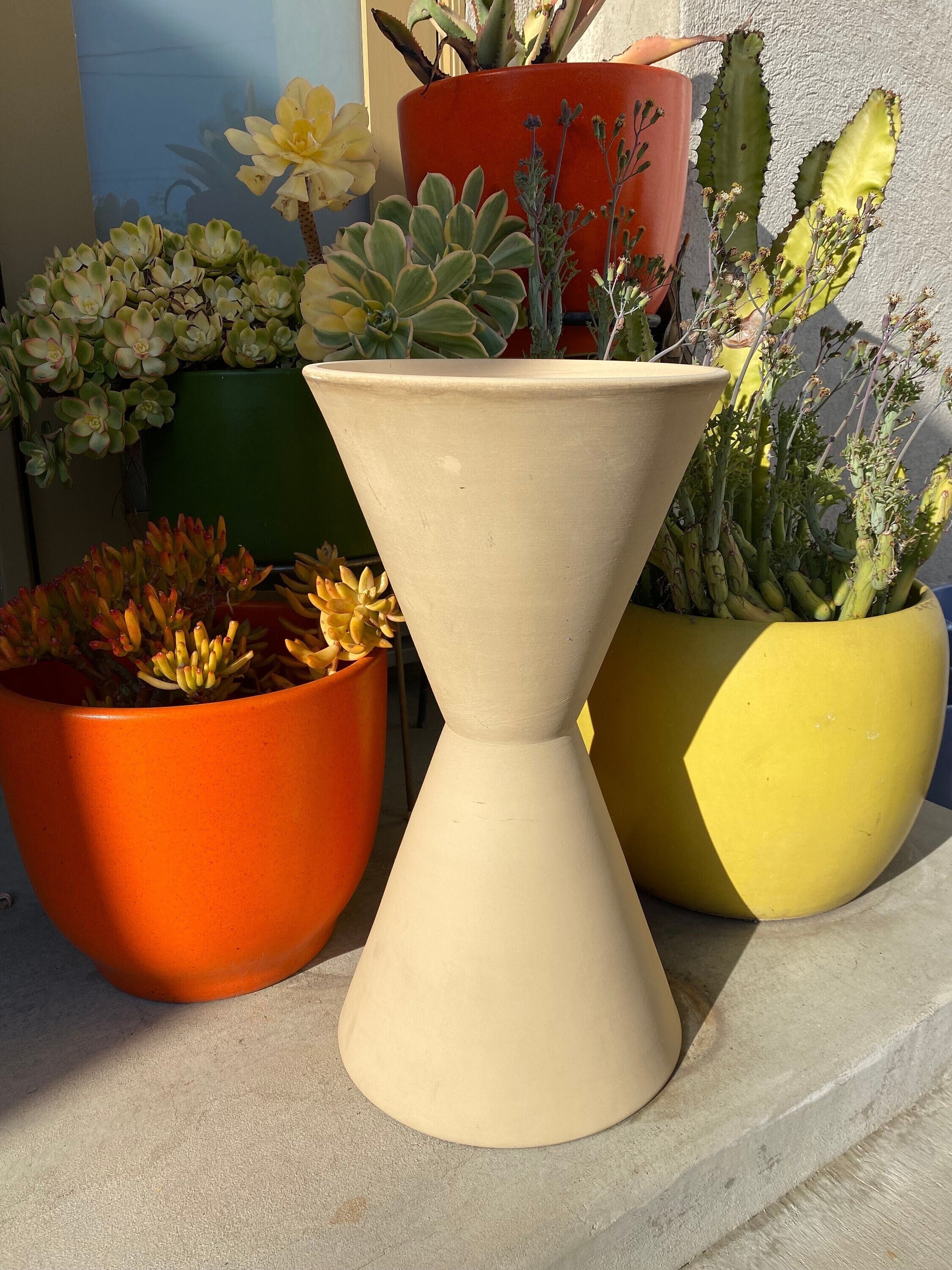 ARCHITECTURAL POTTERY 鉢 MADE IN USA Lagardo Tackett T-102 Bisque Hourglass Planter by