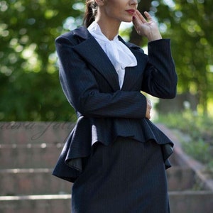 Traje de falda peplum de raya diplomática: conjunto de dos piezas de lana azul medianoche