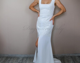 Vestido de novia modesto de crepé, vestido de novia de corte A con escote cuadrado, abertura y cola.