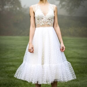 Vestido de novia midi de tul bordado a mano - Espalda en V