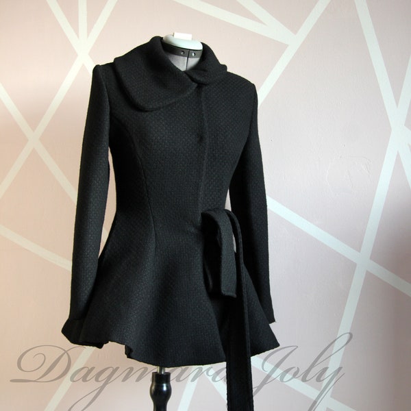 manteau court noir évasé, manteau portefeuille ceinturé, manteau noir laine femme, manteau hiver femme, manteau évasé femme, manteau ajusté