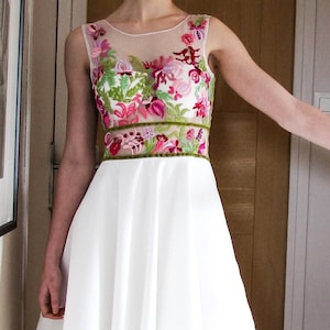 Vestido de novia midi bordado: vestido de novia floral sin mangas