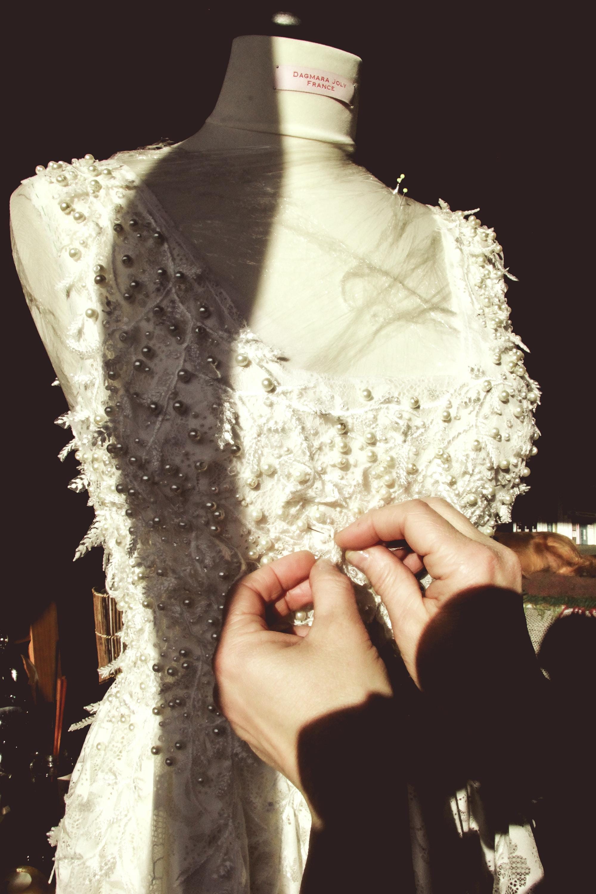 Vestido de novia de encaje midi hecho a mano: Vestido de novia de manga  larga con espalda abierta - Etsy México, image size:2000x3000