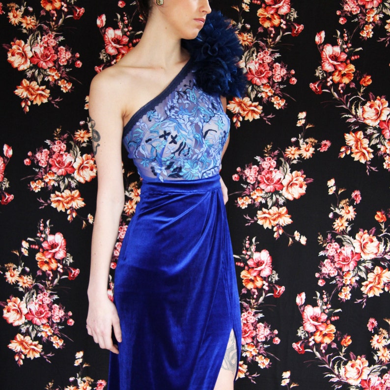 Eine Schulter blaue Samt vorne Schlitz Kleid, Samt Zug Kleid, Damenkleider, Damenkleidung, ONE OF A KIND, langes Kleid, bodenlanges Kleid Bild 1
