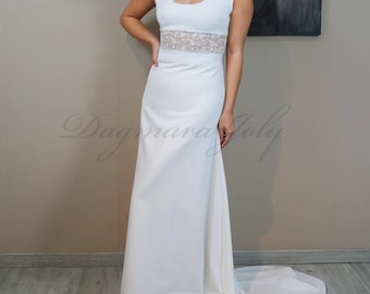 Einfache Crepe Brautkleid mit Square Neck, schlankes ärmelloses Brautkleid mit Zug