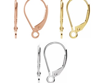 Puede incluir: Una colección de cierres de pendientes de tipo palanca en oro rosa, oro amarillo y plata. Los cierres se muestran en vistas de perfil y frontal, destacando su diseño y mecanismo de cierre. Estos componentes se utilizan para crear pendientes.