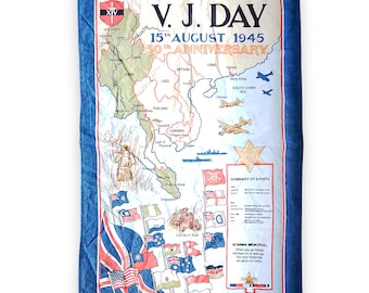 Herdenkingstheedoek VJ Day 1995 – kaartontwerp WO II Clive Mayor