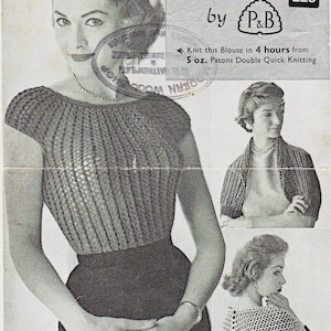 Peut inclure: Image en noir et blanc d'une femme portant un haut et une jupe tricotés, tirée d'un livret de patrons de tricot intitulé "Bubble Knits" par P&B. Le texte de la couverture indique "Tricoter ce blouse en 4 heures à partir de 142 grammes de Patons Double Quick Knitting."