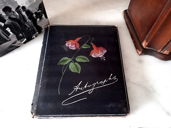 Autographs: Collecting Memories • First World War Friendship Book