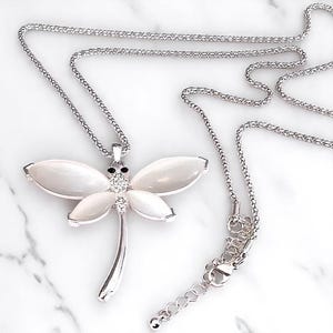 Vintage 1980s Dragonfly Pendant Necklace | Glass & Silver Metal Boho Jewellery | Long Chain Insect Pendant | Unusual Retro Gift Accessory