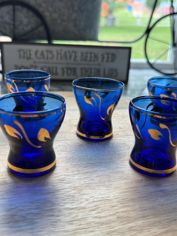 Vintage Mid-Century Cobalt Blue Shot Glasses with Gold Leaf Overlay, Set of 5 – 1950s Hourglass Cordial Glasses, Bohemian Style Barware