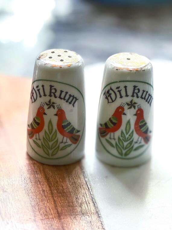 Pennsylvania Dutch Amish Salt and Pepper Shakers. Made in the 1970's. Hand Painted Birds "Dilkum" Gold Accented. Farmhouse Decor. Farm Style