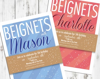 Puede incluir: Dos tarjetas de invitación con el texto "Beignets" y los nombres "Mason" y "Charlotte". Las tarjetas tienen rayas diagonales en azul y rojo, con una banda marrón en el medio. El texto en las tarjetas dice "¡Únase a nosotros para celebrar su 5º cumpleaños el 6 de septiembre!"