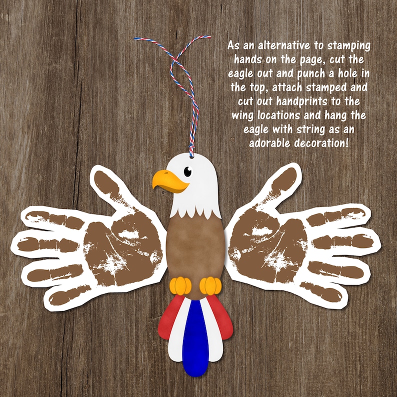 K&ouml;nnte beinhalten: Ein Papier-Adler mit Handabdruck-Fl&uuml;geln, rot-wei&szlig;-blauen Schwanzfedern und einer Schnur zum Aufh&auml;ngen.  Als Alternative zum Stempeln von H&auml;nden auf die Seite, den Adler ausschneiden und ein Loch oben stanzen, die gestempelten und ausgeschnittenen Handabdr&uuml;cke an den Fl&uuml;gelpositionen befestigen und den Adler mit einer Schnur als eine entz&uuml;ckende Dekoration aufh&auml;ngen!