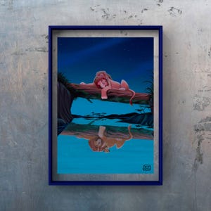 Può includere: Un dipinto digitale di un leone e una leonessa sdraiati su un ramo sotto un cielo stellato. I loro riflessi sono visibili nell'acqua sottostante. Il dipinto è incorniciato in una cornice blu.