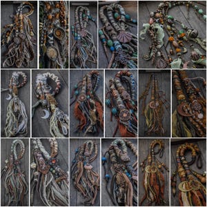 Op de afbeelding: Een verzameling handgemaakte dreadlock extensions, elk met unieke combinaties van wol, kralen en decoratieve bedels. De kleurenpaletten variëren van aardse bruin- en groentinten tot levendige blauw- en oranjetinten, met metallic accenten.