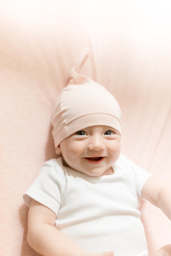 Хат бейби. Младенец в розовом. Фото малыша в шляпе и трусиках. Новорожденный в розовом сердечке.