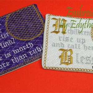 Op de afbeelding: Twee geborduurde rechthoekige patches. Eén is paars met gouden tekst en een gewatteerd patroon, met de tekst "Een vrouw van nobel karakter die kan vinden? Zij is meer waard dan robijnen." De andere is wit met gouden en zilveren tekst, met de tekst "Haar kinderen staan op en noemen haar gezegend."