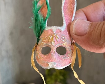 Máscara de mascarada de Mardi Gras de conejo en miniatura de casa de muñecas