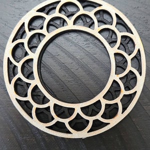 Miroir double tournesol en bois festonné pour maison de poupée. image 10