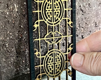Peut inclure: Un cadre en bois noir avec un motif décoratif doré. Le motif présente un motif répétitif de cercles et de volutes.