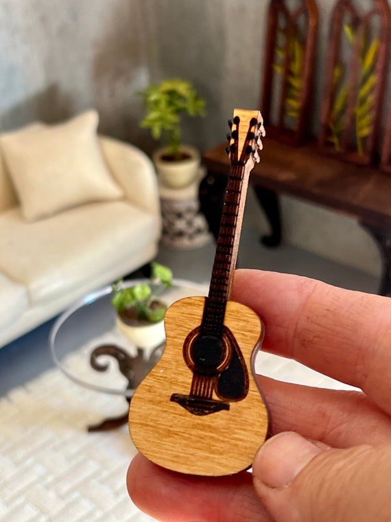 ドールハウスのミニチュア木製アコースティックギター - Etsy 日本