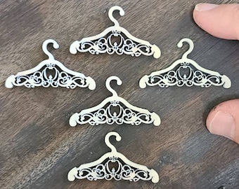 5 perchas de madera para casa de muñecas. Decorativas.