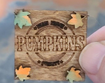 Letrero de madera con calabazas para casa de muñecas, cuadro de otoño en miniatura, arte de pared para casa de muñecas, calabaza en miniatura, placa para casa de muñecas, hojas de otoño en miniatura.