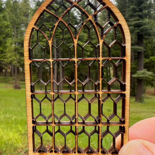 Fenêtre miniature en bois de style cathédrale pour maison de poupée