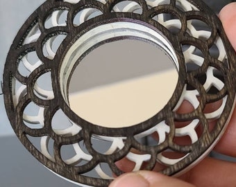 Miroir double tournesol en bois festonné pour maison de poupée.