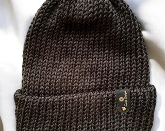 刺繍ワッペン付きスラウチニットビーニー - ワッペンと帽子のカラー