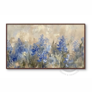 Può includere: Un dipinto di un campo di fiori selvatici blu con uno sfondo morbido e sfocato. I fiori sono dipinti in uno stile sciolto e impressionistico, con pennellate visibili in tutto il dipinto.