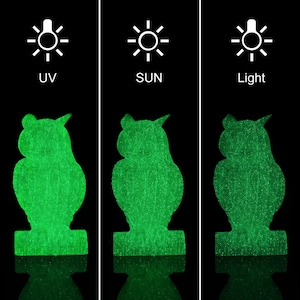 K&ouml;nnte beinhalten: Eine gr&uuml;ne Eulenfigur leuchtet unter UV-Licht, Sonnenlicht und normalem Licht. Die Eule ist aus einem Material gefertigt, das im Dunkeln leuchtet.