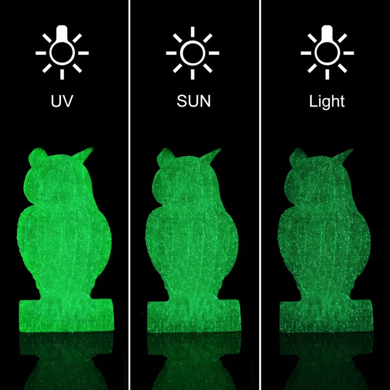 K&ouml;nnte beinhalten: Eine gr&uuml;ne Eulenfigur leuchtet unter UV-Licht, Sonnenlicht und normalem Licht. Die Eule ist aus einem Material gefertigt, das im Dunkeln leuchtet.