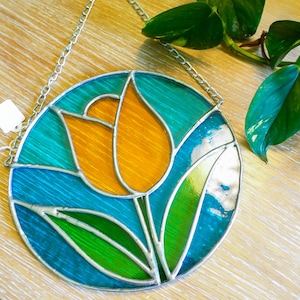 Yellow Tulip Stained Glass Suncatcher – 8&quot; Round Handmade Floral Window Hanging – Spring Flower Glass Art Decor