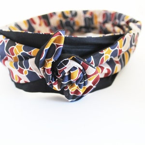 Women&#39;s rigid hair band with multicolored retro print