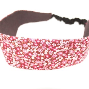 Women&#39;s hairband with brown and pink flowers