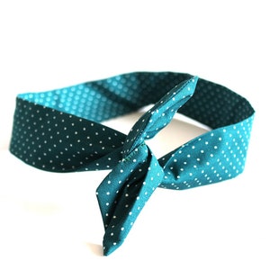 Stijve hoofdband vrouw met smaragd en wit polka dots