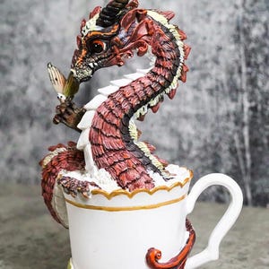 Figura de dragón de chocolate caliente, escamas de cacao, dragón de resina en taza