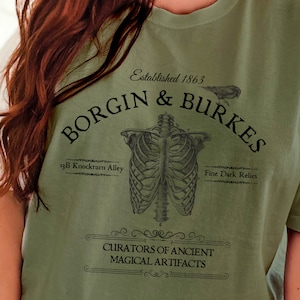 Borgin & Burkes Zauberkunst Artifacts Comfort Colors Zauberer-Hemd | Buch-Lese-Magie-Shirt | Bücherwurm-Shirt | Zauberer Shop Shirt