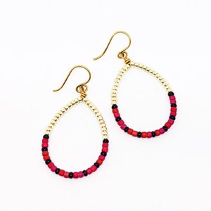 Brincos de argola dourados. brincos de argola com miçangas. joias com miçangas. brincos de argola multicoloridos. presentes de joias artesanais para mulheres. presente para adolescente.