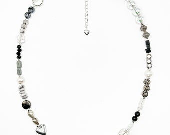 Schwarz-weiße Halskette für Frauen. handgefertigte Halskette. Glasperlen Schmuck für Sie. hübsches Schmuckgeschenk für Frauen. handgemachter Schmuck für Mama
