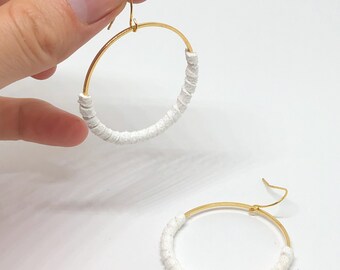 Pendientes de aro de oro. Pendientes blancos cuelgan. Pendientes de piel sintética. Pendientes de ante falso. aretes colgantes de aro. Regalo menor de 50 años. regalo para ella