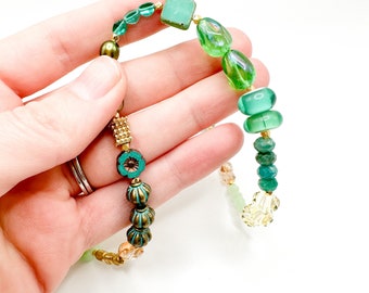 Grüne Perlenkette für Frauen. handgefertigte Halskette. Glasperlen Schmuck für Sie. hübsches Schmuckgeschenk für Frauen. handgemachte Schmuck Glasperle