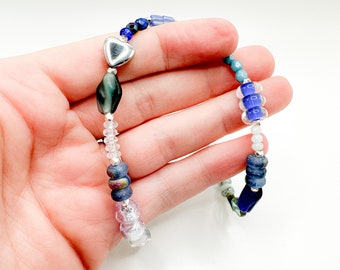 Blaue Perlenkette für Frauen. handgefertigte Halskette. Glasperlen Schmuck für Sie. hübsches Schmuckgeschenk für Frauen. handgefertigter Schmuck. Glasperle