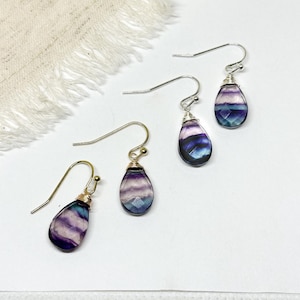 Pendientes de fluorita morada, joyería de piedras preciosas, pendientes de plata de cristal crudo, joyería hecha a mano, pendientes de fluorita arcoíris, regalo para ella.
