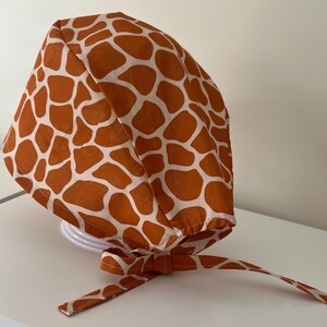 Girafpatroon, uniseks handgemaakte scrubmuts met striksluiting