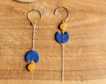 Boucles d'oreilles asymétriques en Cuir Bleu et Jaune moutarde crochet en Gold-filled or 14 carats Modèle Nouvelle Lune