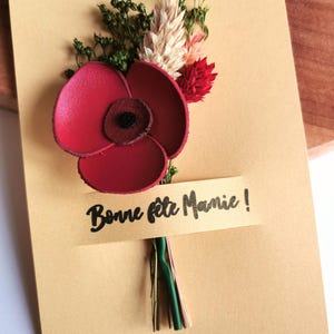 Cartão para oferecer Feliz Dia das Mães Vovó papel dourado Buquê vermelho papoula flores secas Inscrição Mensagem Postal Dia das Avós