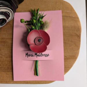 Carte Merci maîtresse Bouquet coquelicot rouge et fleurs séchées Inscription Message Carte postale Version Blanc / Doré / Rose